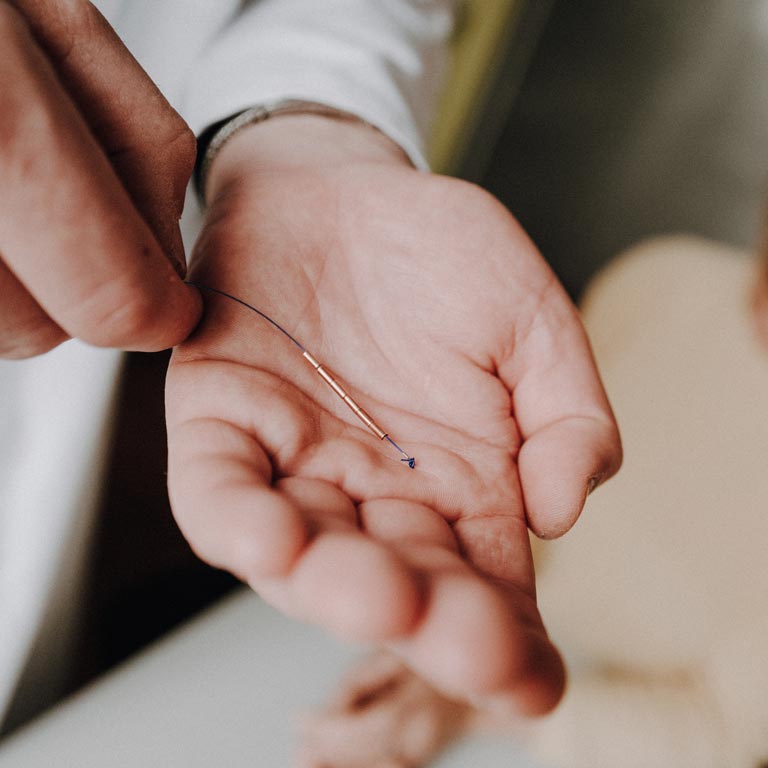 Verhütungsmittel Kupferkette auf Hand