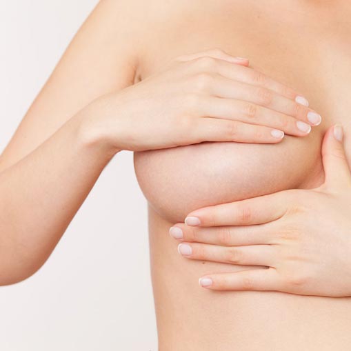 Frau tastet selbst ihre Brust ab